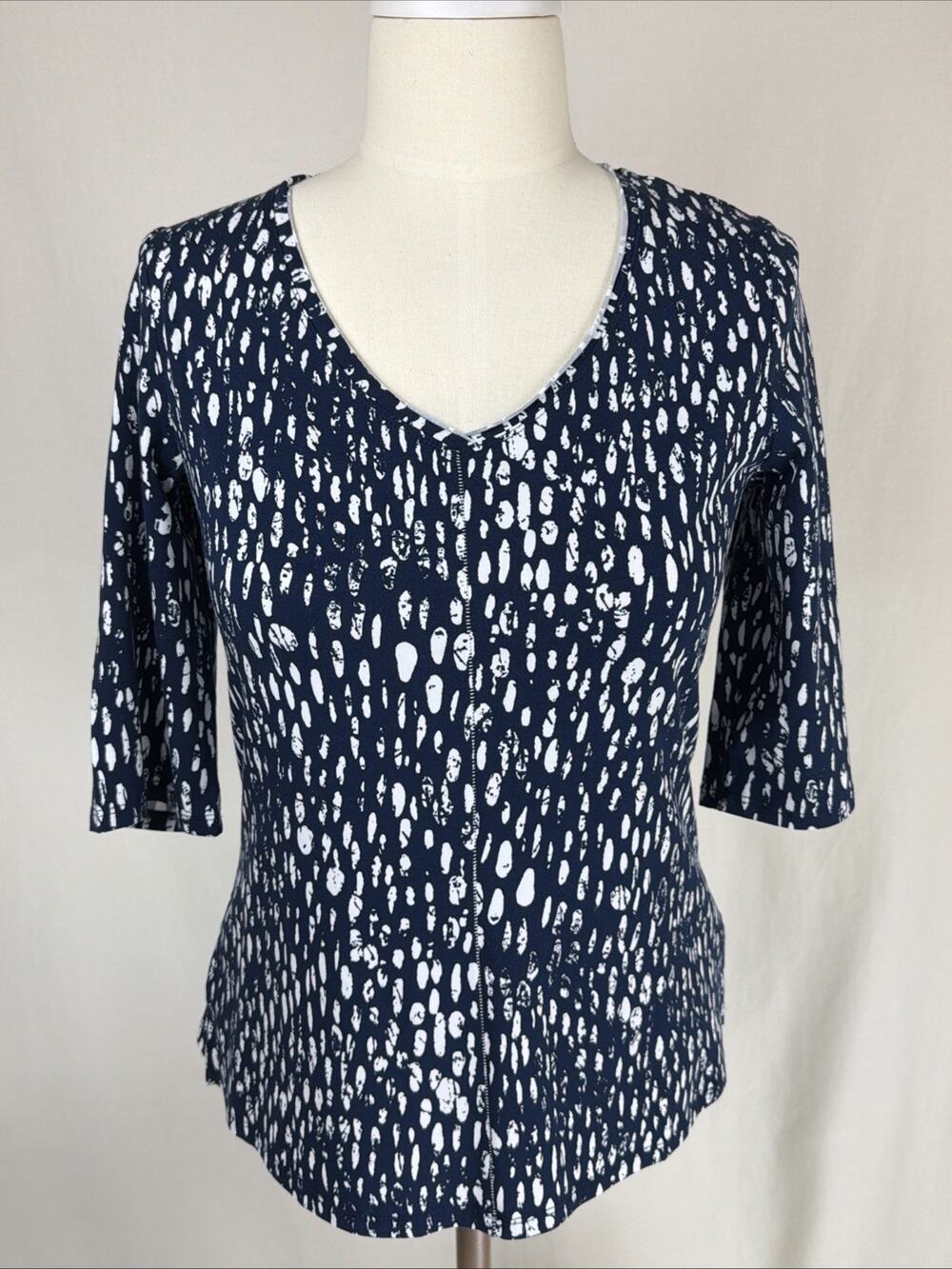 NWT Liv by Habitat Blue White Pattern Half Sleeve V-Neck Top SMALL #0753